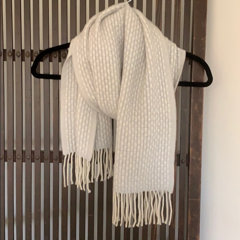Long cashmere scarf with fringes
